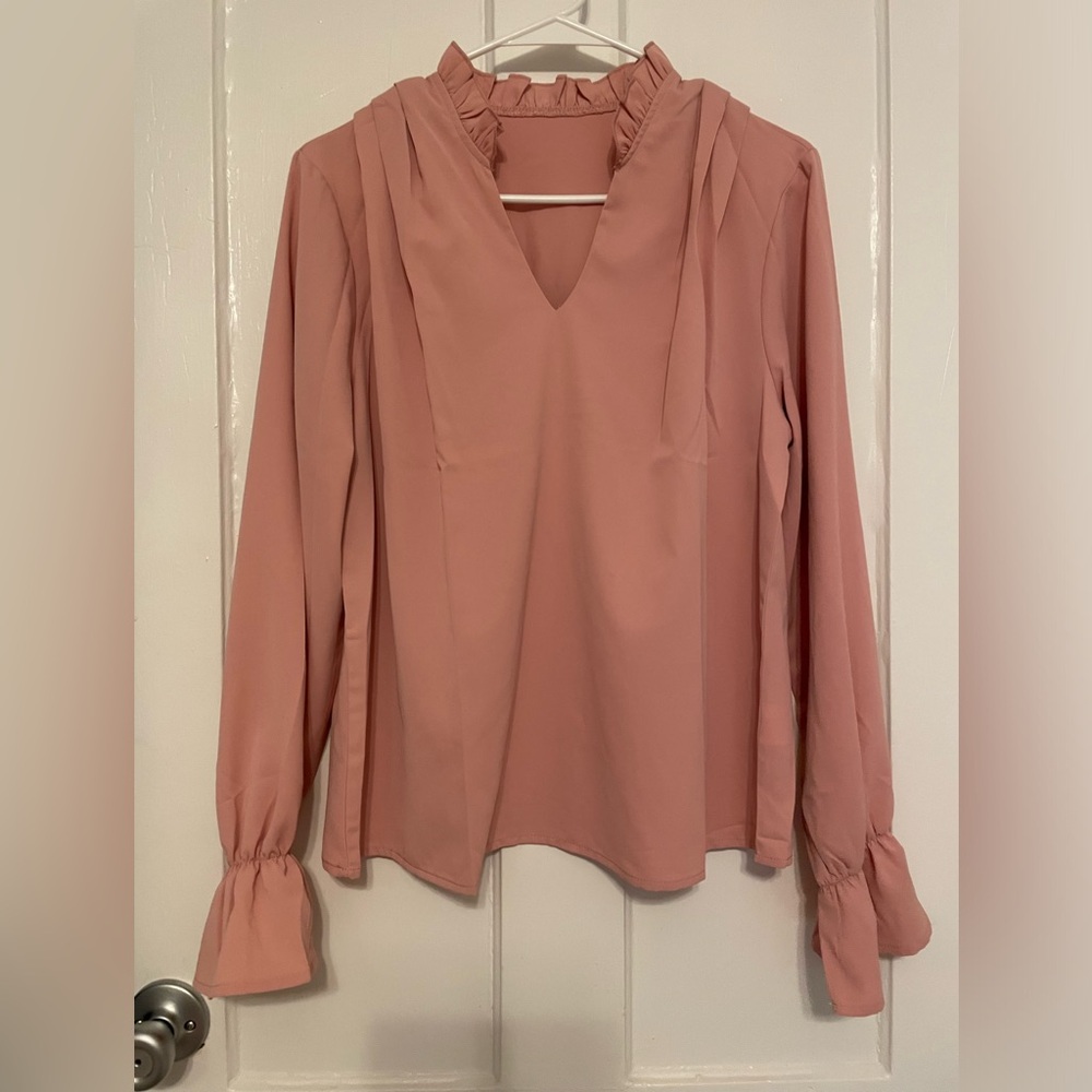 NWOT- Ruffe blouse, size medium, light pink